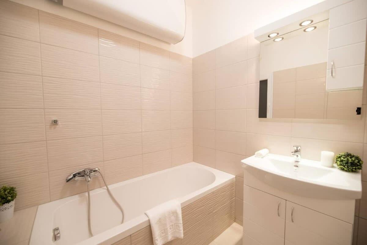 Trendy Central Apartment At Castle Budapest Exteriör bild